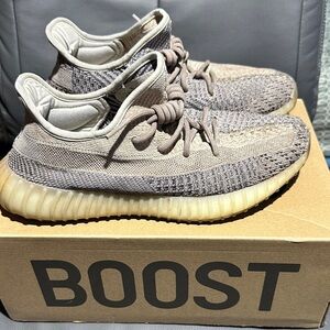 Yeezy Boost 350 V2
9.5 w og box